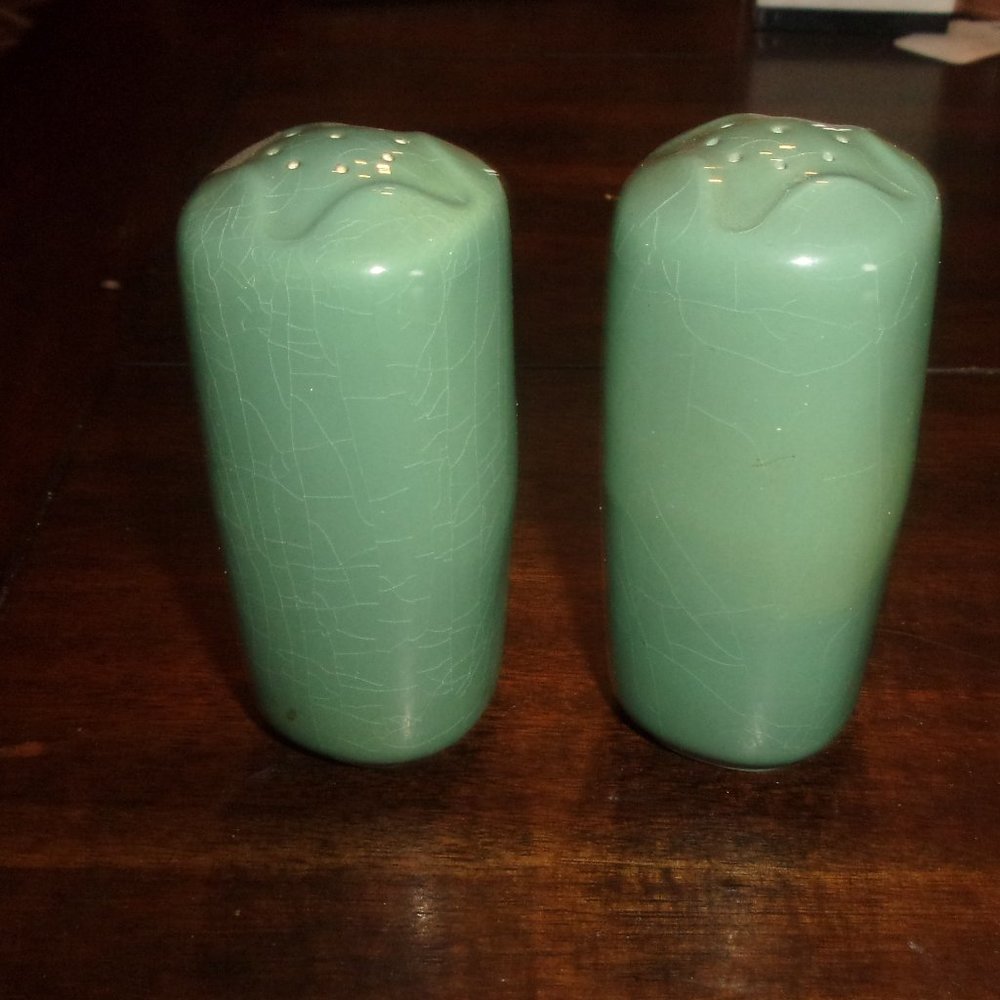Salt pepper shakers set avocado green tall